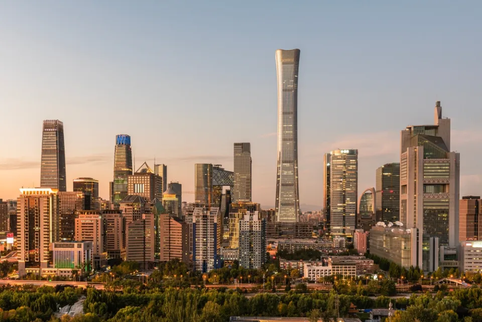 Ночной Пекин — светящиеся улицы и небоскрёбы делового центра столицы Китая