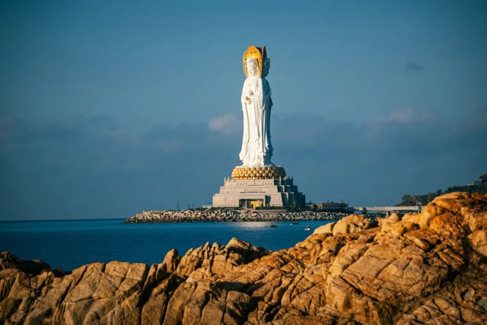 Статуя богини Гуаньинь в храмовом комплексе Наньшань — 108-метровый монумент на побережье Хайнаня