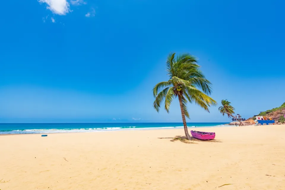 Пляж бухты Ялонг в Санья — белый песок и лазурное море тропического курорта Хайнань