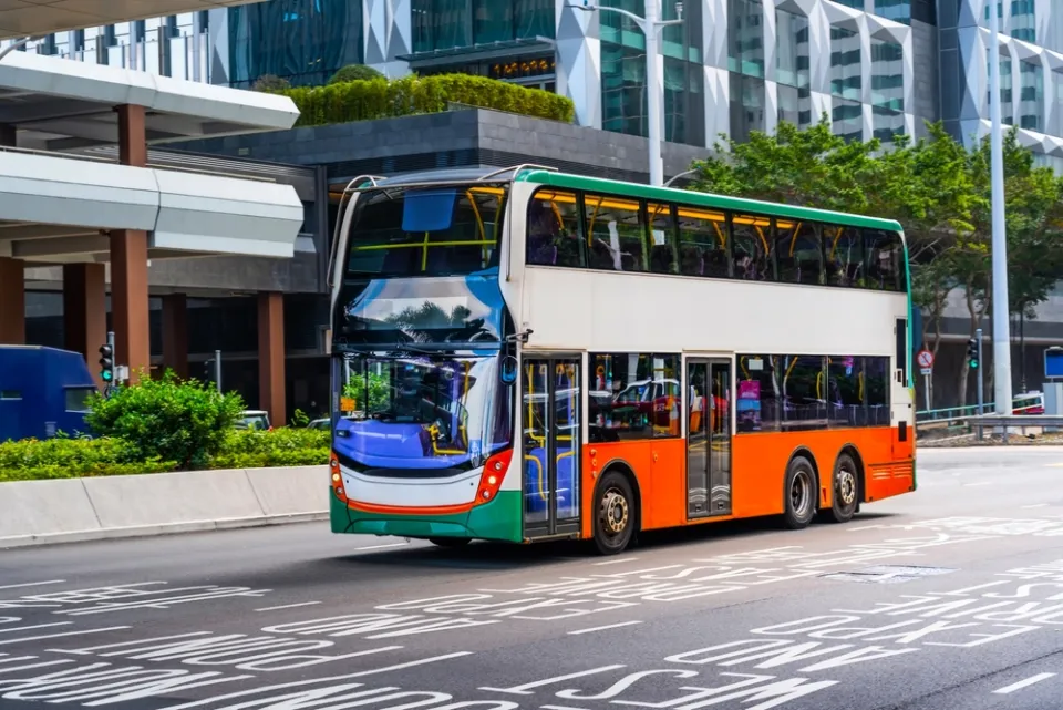 Красный двухэтажный автобус на улицах Гонконга