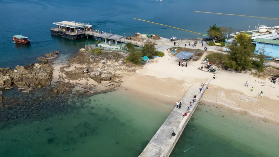 Остров Шарп в геопарке Гонконга — вулканические скалы и изумрудная вода