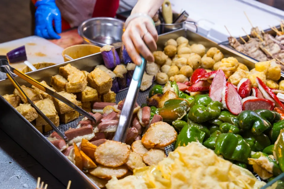 Уличная еда в Гонконге — лотки с традиционными кантонскими закусками и деликатесами