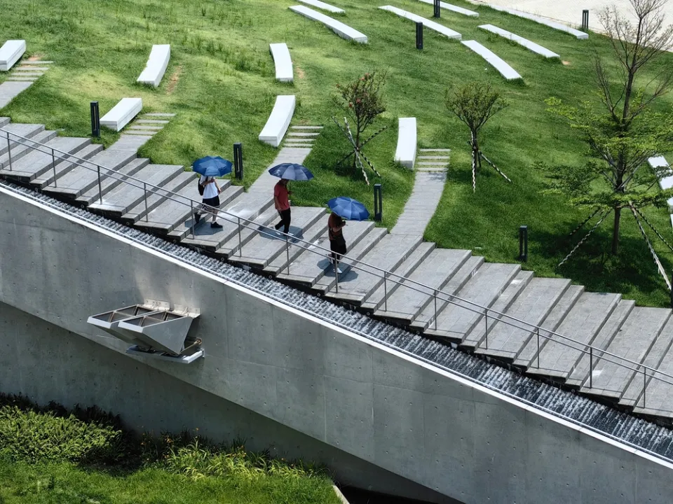 Уличная лестница в районе Сохо — местные жители среди неоновых вывесок