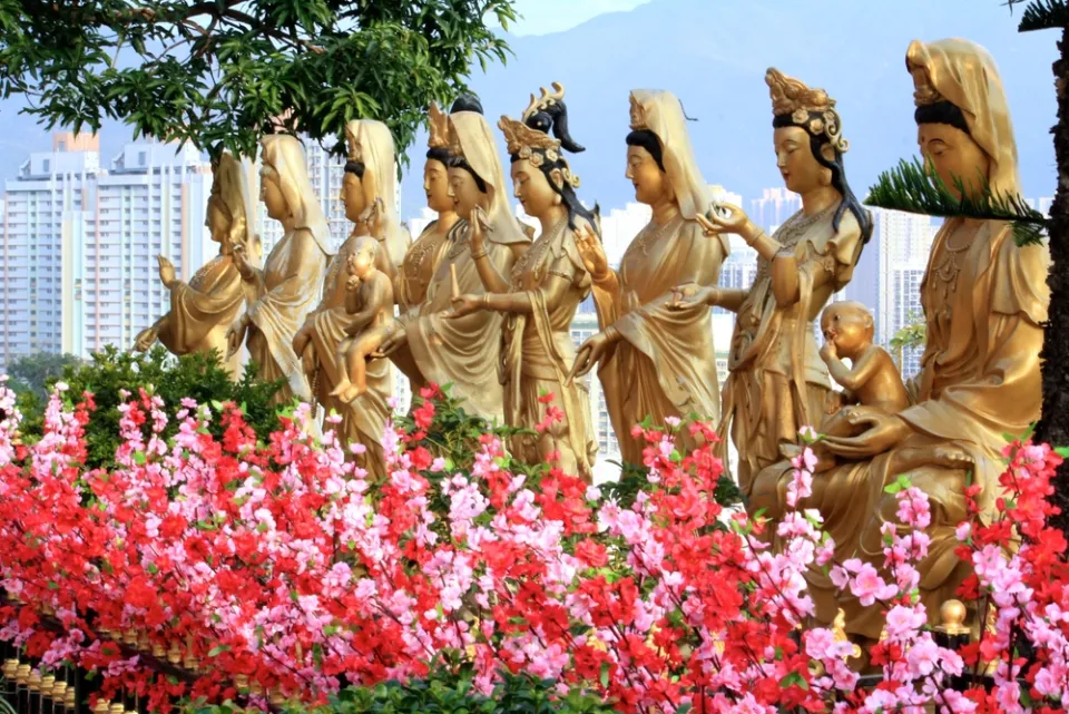 Монастырь десяти тысяч Будд в Гонконге — золотые статуи вдоль лестницы к храму