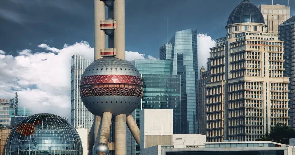 Футуристический вид Шанхая — Oriental Pearl Tower и небоскрёбы Луцзяцзуй