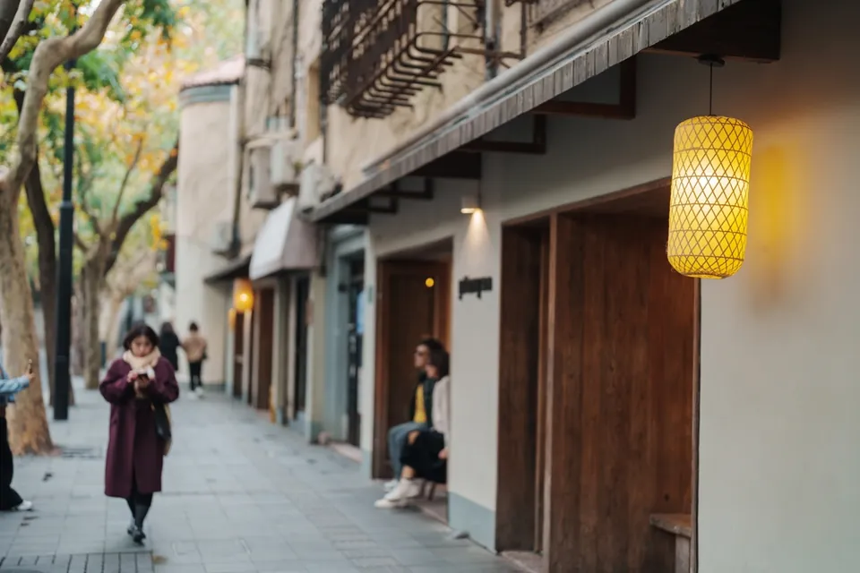 Старая городская улочка Шанхая — традиционный колорит и фонари