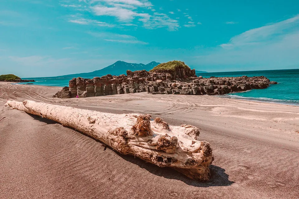 о.Итуруп, Черные камни