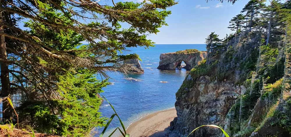Мыс Великан — скальные арки и столбы на побережье Сахалина