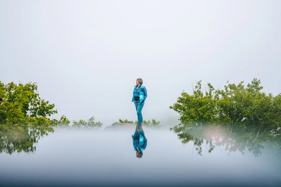 айны на останце Лягушка