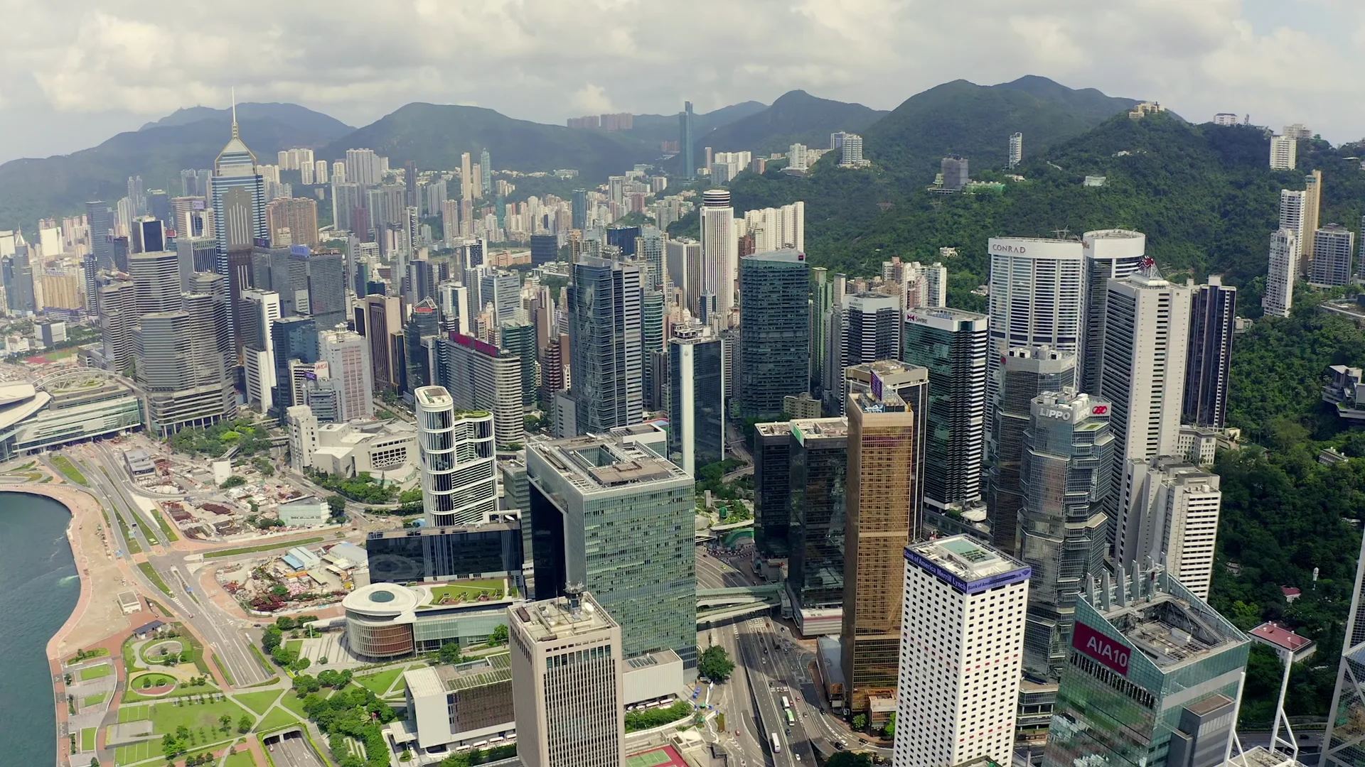 Ночная панорама Гонконга — светящиеся небоскрёбы и гавань Виктория с высоты птичьего полёта