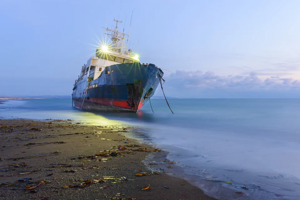 Корабль у берегов Сахалина