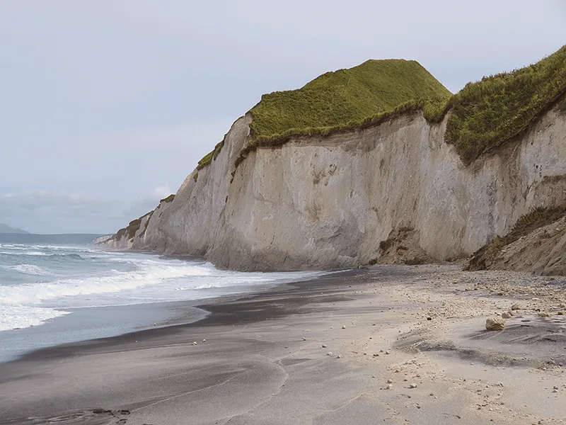 Белые скалы на острове Итуруп — Курильские острова