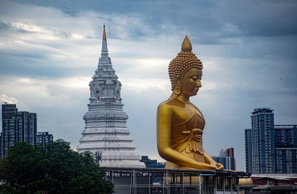 Статуя Будды Дхаммакая в Ват Пакнам, Бангкок, Таиланд