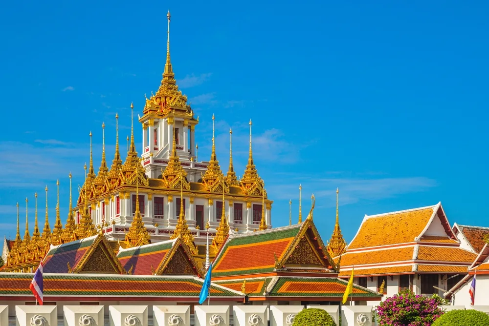 Храм Ват Ратчанатдарам Лоха Прасат в Бангкоке, Таиланд