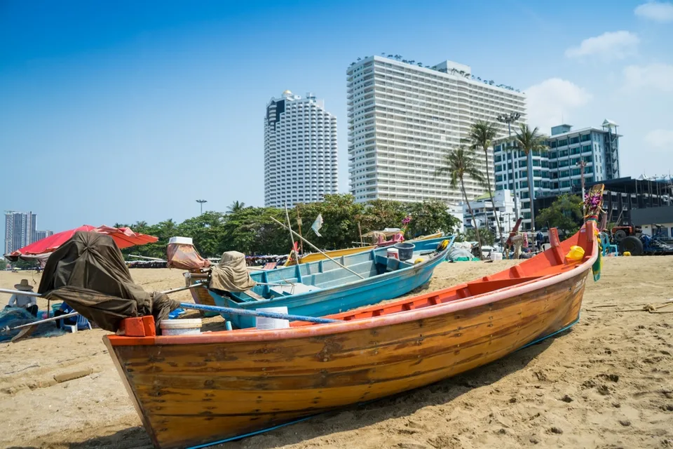 Лодка на пляже Паттайи, Таиланд