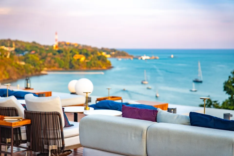 Вид с руфтоп-бара на пляж Ао Йон Яй, Пхукет, Таиланд