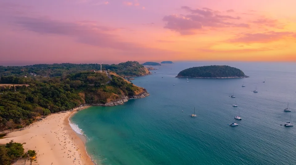 Закат на пляже Най Харн, Пхукет, Таиланд