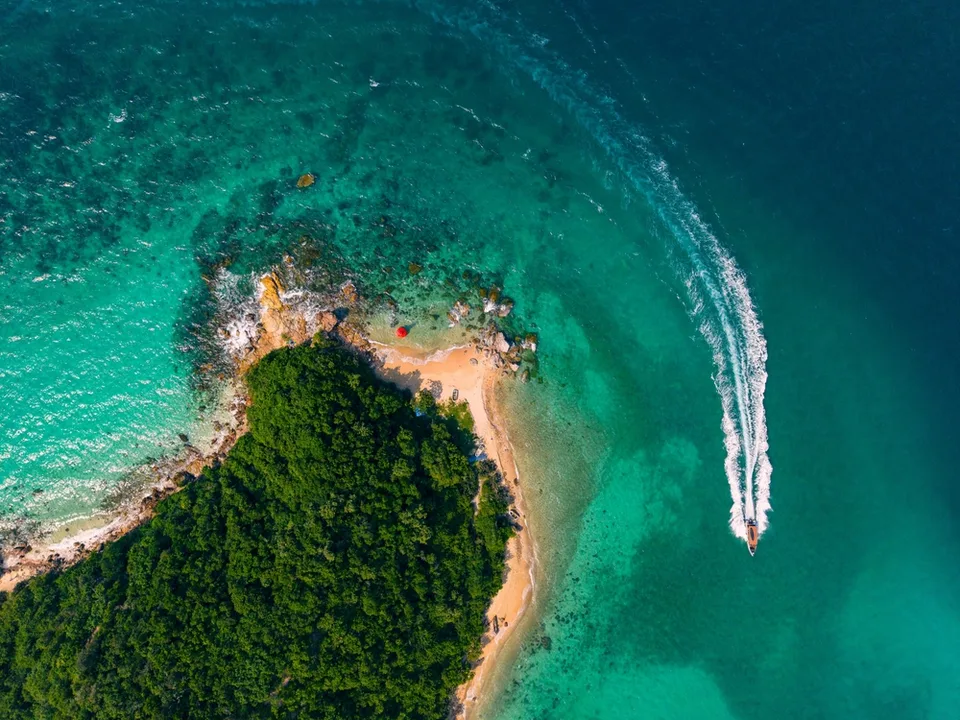 Вид сверху на пляж и лодки, Самуи, Таиланд