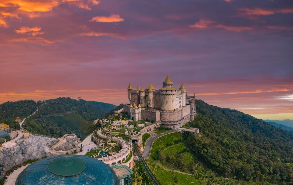 Замок Бана Хиллз на восходе солнца в Дананге, Вьетнам