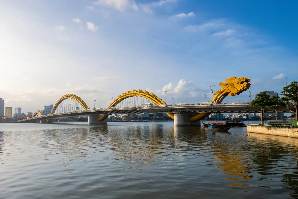 Мост Дракона через реку Хан в Дананге на закате, Вьетнам