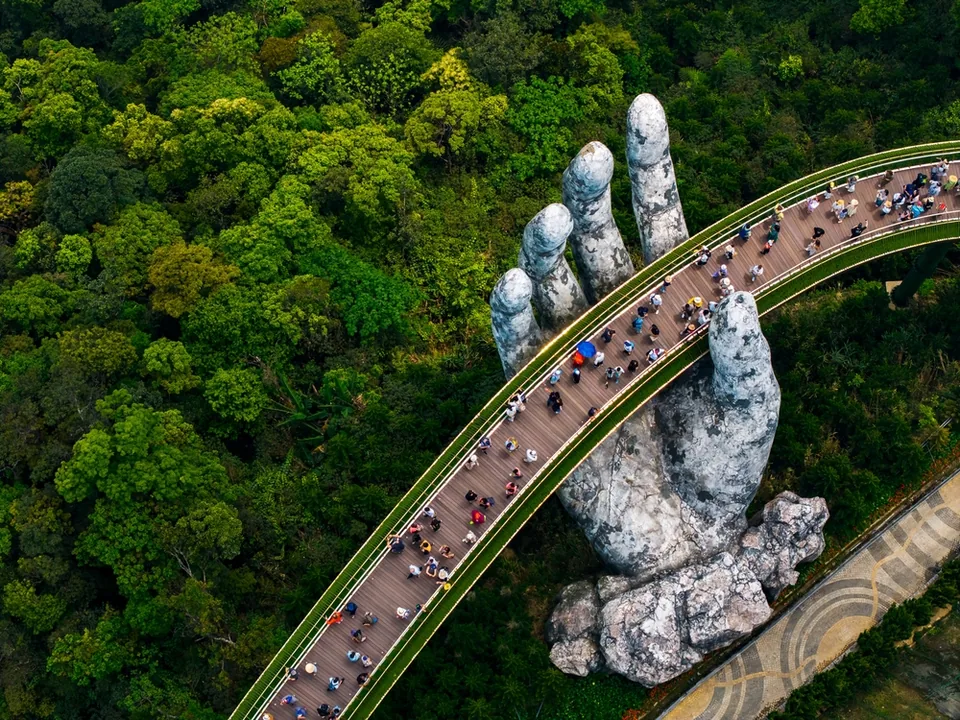 Золотой мост Бана Хиллз в Дананге — вид сбоку, Вьетнам
