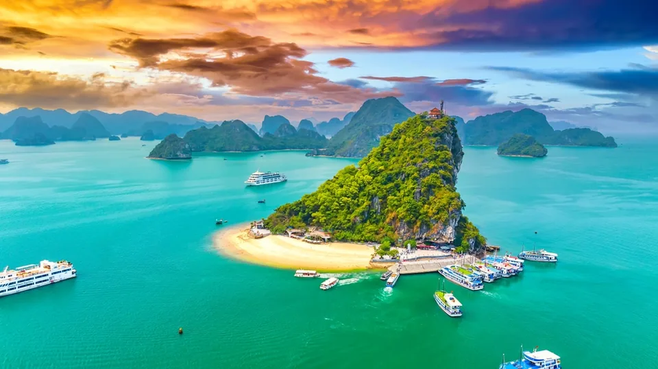 Закат над одиноким островом в заливе Халонг, Вьетнам