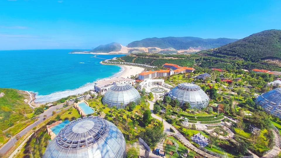 Побережье Нячанга — вид на бухту и горы, Вьетнам