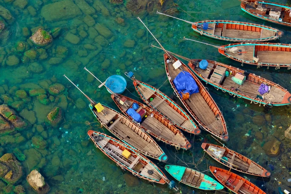 Рыбацкие лодки у берегов Фукуока, Вьетнам